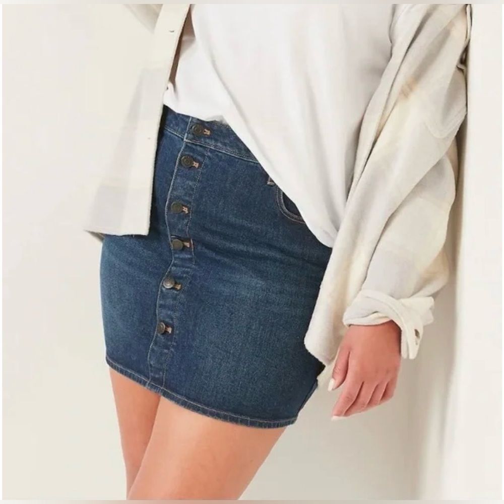 OLD NAVY High-Rise Button Front Dark Denim Mini Skirt - Sz 8 - Style #839320
